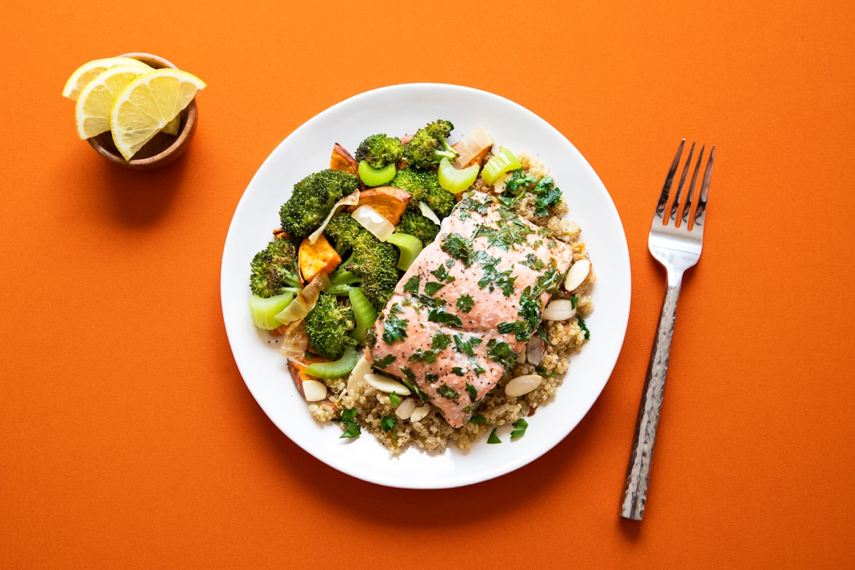 Salmón a la parrilla con vegetales